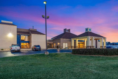 Clarion Pointe Harrisonburg image 13