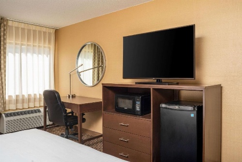 Clarion Pointe Harrisonburg image 36