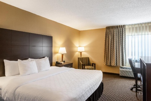 Clarion Pointe Harrisonburg image 5